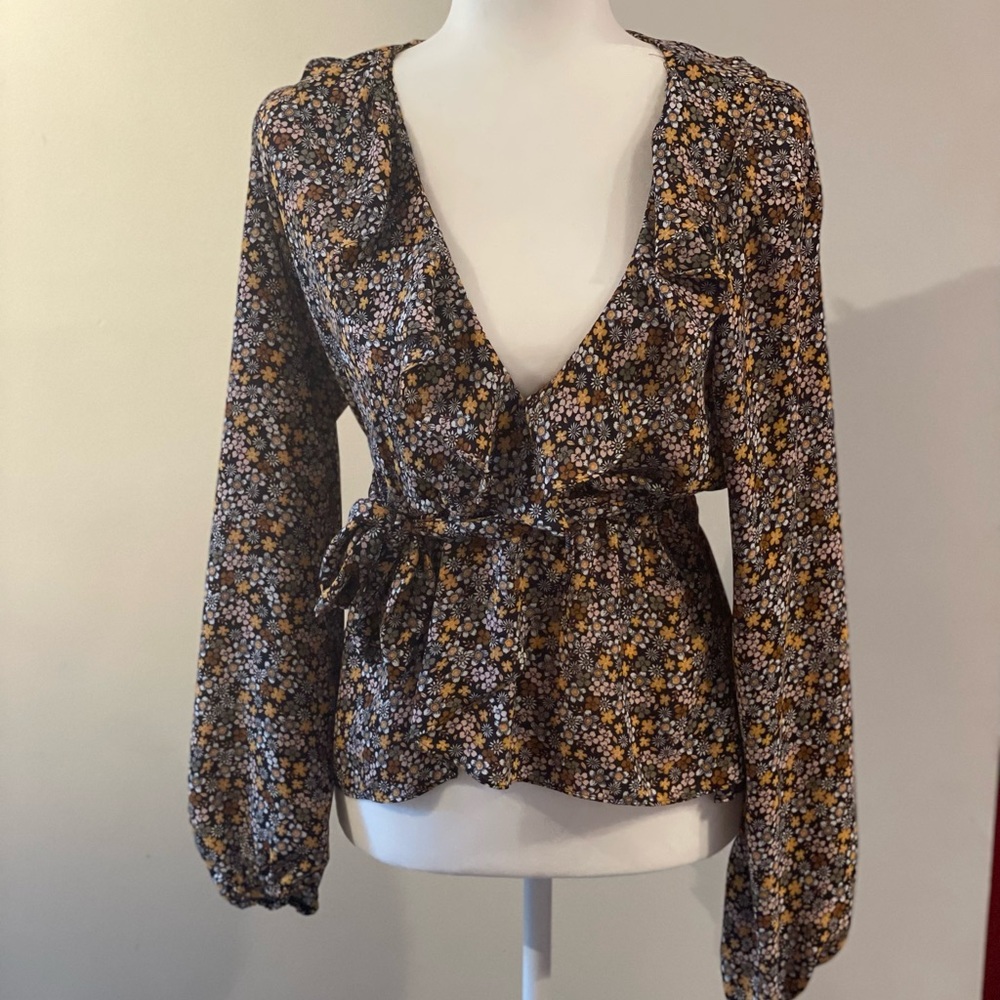 Flattering blouse with waisted tie